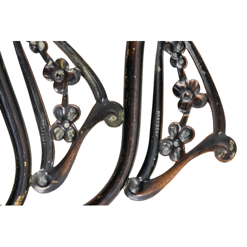 130 - A pair of metal wall lamps with floral decoration - 23cm.