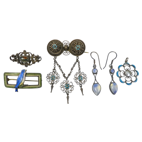 304 - A small quantity of costume jewellery - including a seed pearl necklace, a blue bead necklace and su... 