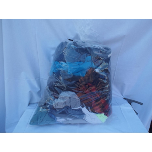 32 - Bag of mens clothing