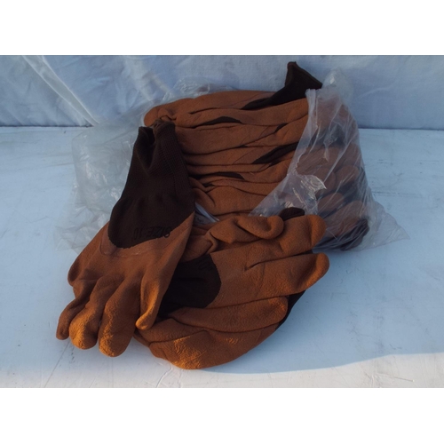 4 - Qty of new work gloves