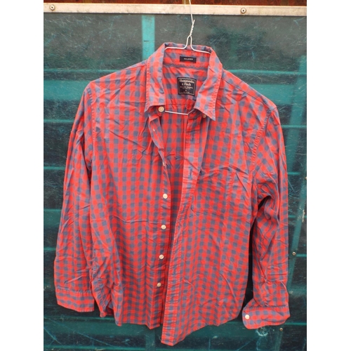 133 - Abercrombie & Fitch shirt size M