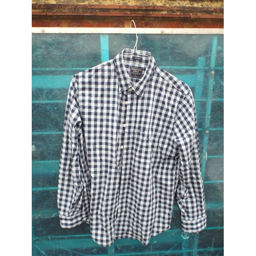 136 - Abercrombie & Fitch shirt size M