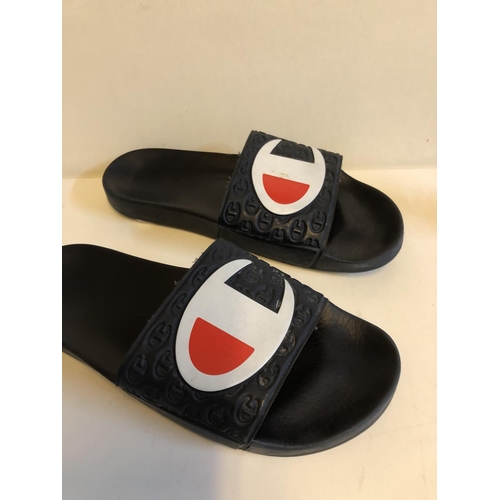 87 - Pair of sliders size 41-42