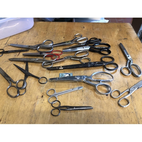 392 - Job lot of scissors