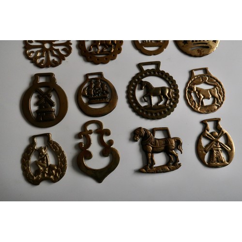 119 - 16x Horse Brasses