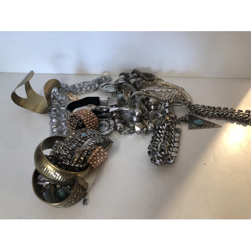 101 - Qty of costume jewellery