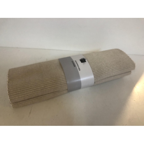 106 - M&S table runner