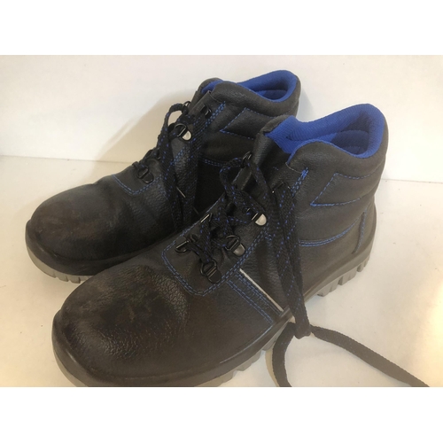 111 - Safety boots Barely worn
Size 8