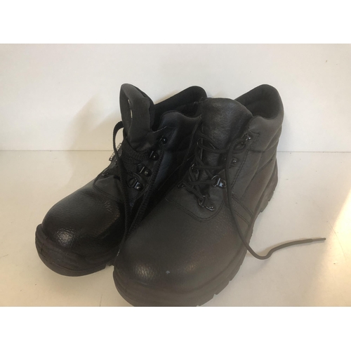 112 - Safety boots Barely worn
Size 9
