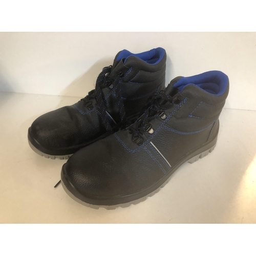 113 - Safety boots Barely worn
Size 10