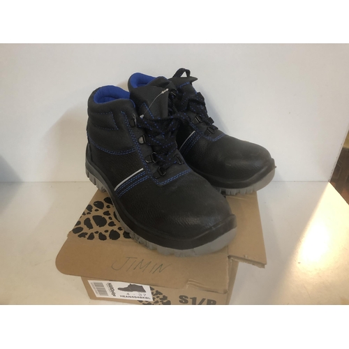114 - Safety boots Barely worn
Size 6