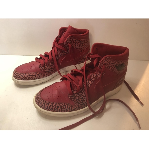 86 - Nike Air trainers
Size UK 9