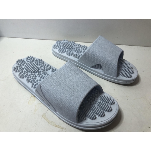 401 - New slip on lady's sandles
Size 3.5-4.5