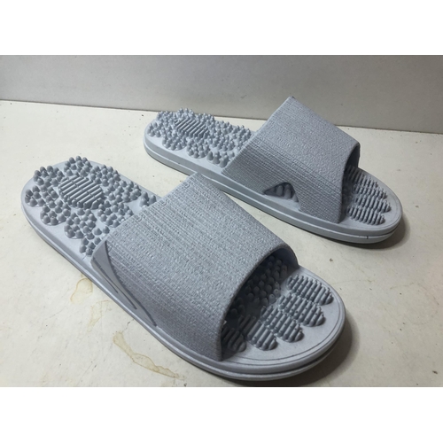 402 - New slip on lady's sandles
Size 3.5-4.5