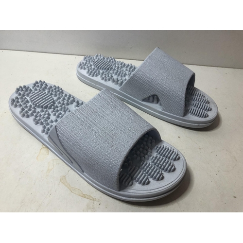 403 - New slip on lady's sandles
Size 3.5-4.5