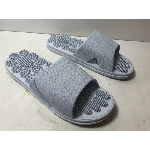 404 - New slip on lady's sandles
Size 3.5-4.5