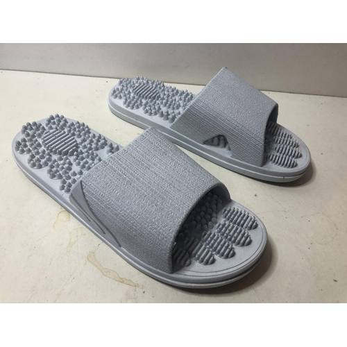 405 - New slip on lady's sandles
Size 3.5-4.5