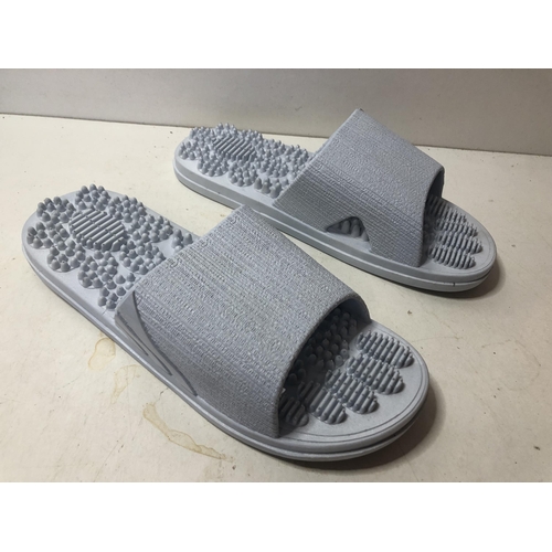 406 - New slip on lady's sandles
Size 3.5-4.5