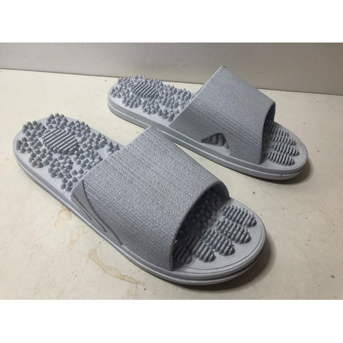 407 - New slip on lady's sandles
Size 3.5-4.5