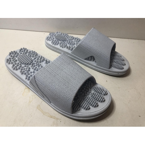 408 - New slip on lady's sandles
Size 3.5-4.5