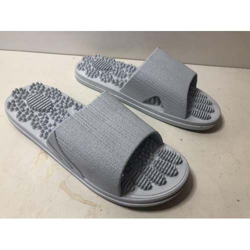 409 - New slip on lady's sandles
Size 3.5-4.5