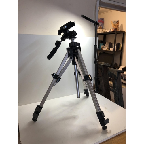 25 - SLIK 88 tripod