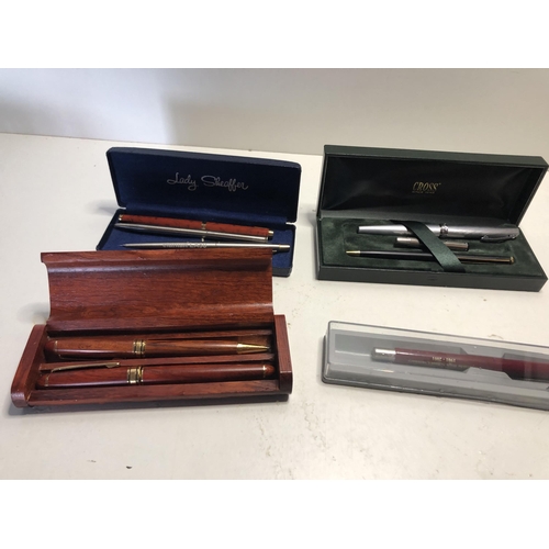 305 - Qty of vintage pens