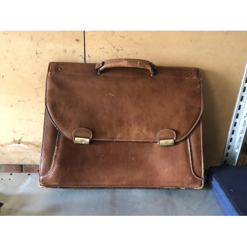 51 - Vintage leather bag