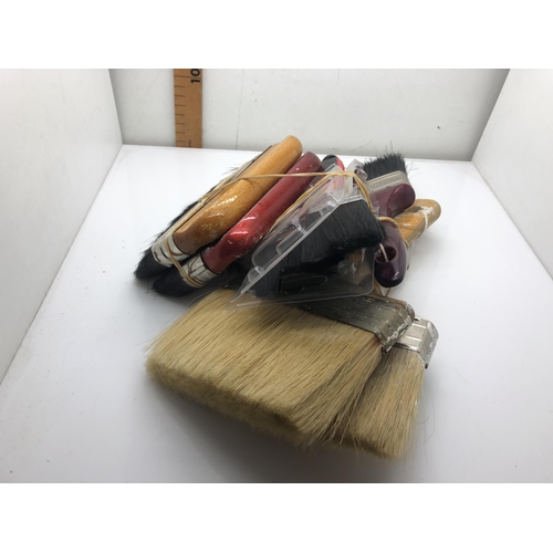 52 - Qty of brushes