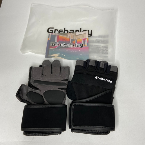 127 - Pair of sports gloves