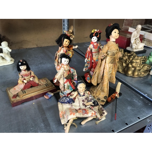 25 - Qty of Chinese dolls