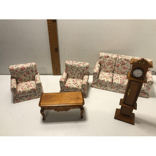 33 - Dolls house furniture