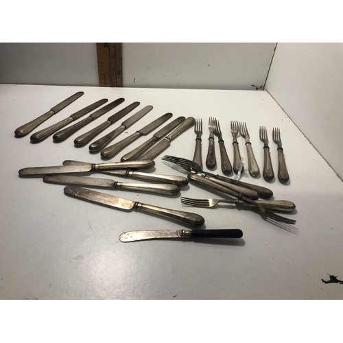 64 - Qty of vintage cutlery