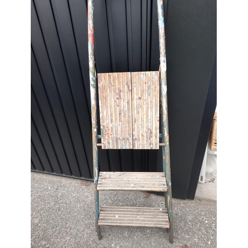 91 - Vintage step ladders
PLEASE NOTE NOT POSTABLE