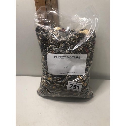 251 - 1 KG of parrot mix