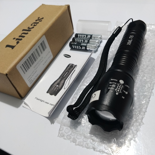 195 - Quality Zoom torch with batteries