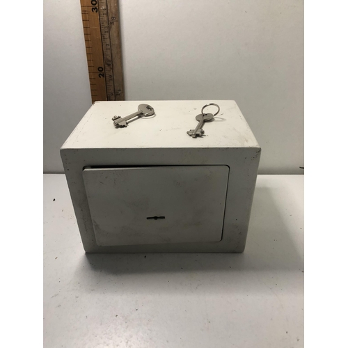 38 - Metal safe with 2 keys