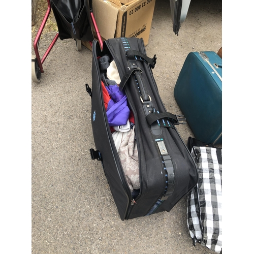 124 - Suitcase of clothing