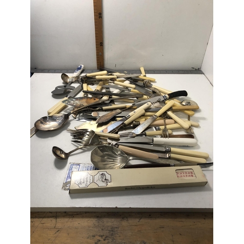 273 - Qty of vintage cutlery