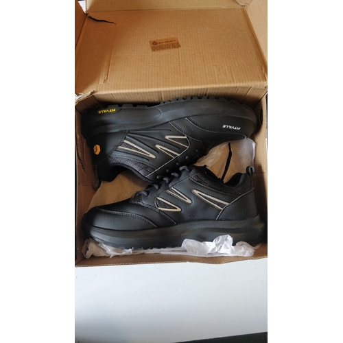 184 - New Mens Fitville Trainers UK8