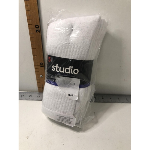 147 - X5 pairs of sports socks