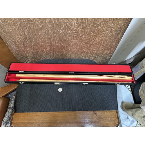 61 - 2 Piece Pool Cue in Case
Cue: 57.25