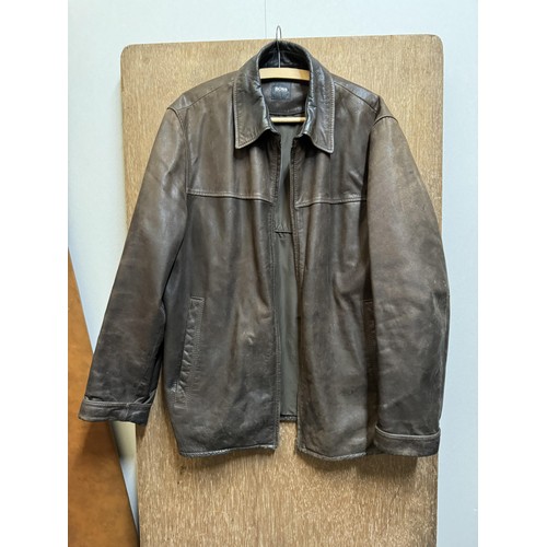 87 - Boss Leather Mens Jacket, Size XXL
Af (sleeve lining loose)
