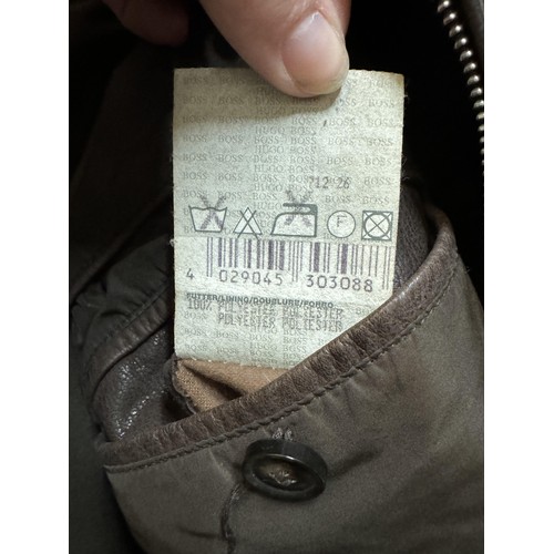 87 - Boss Leather Mens Jacket, Size XXL
Af (sleeve lining loose)