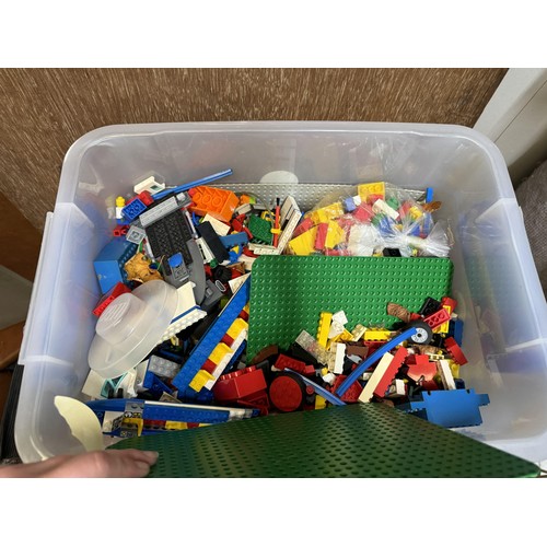 137 - Box of Lego/Duplo