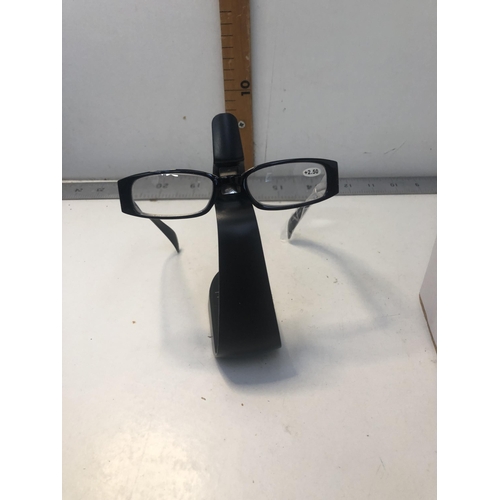 180 - Glasses & stand