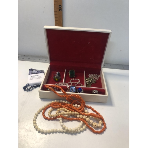 62 - Qty of costume jewellery