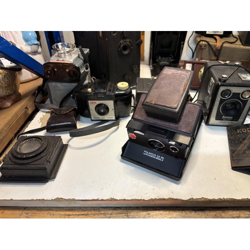 234 - Qty of mixed vintage cameras & bits