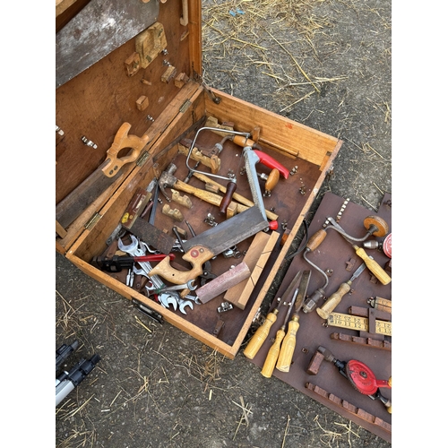 341 - Vintage tool box & contents
PLEASE NOTE NOT POSTABLE