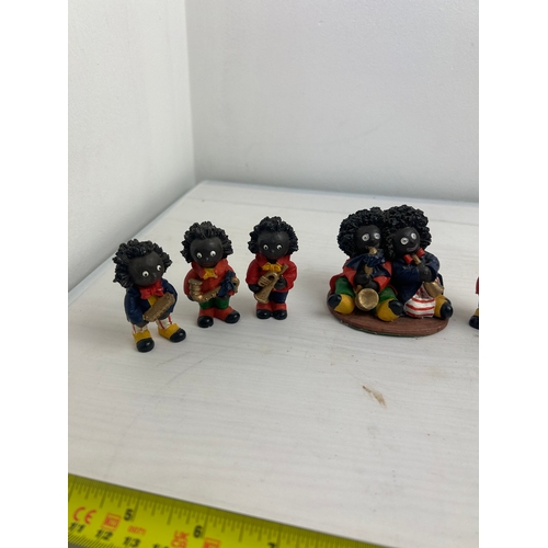 182 - 7 golli figures